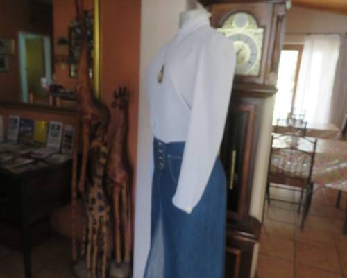 Stylish 80`s long sleeve button down light grey blouse with high banded collar.Size 32 by FOSHINI.