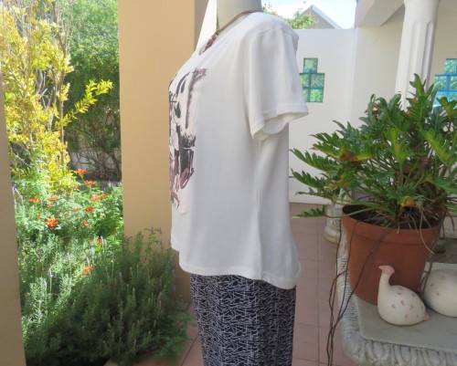 White short sleeve T Shirt by ATMOSPHERE size 38/14 in poly/viscose stretch.Logo BE WHAT YOU DARE.