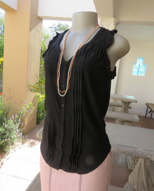 Charming black sleeveless poly/viscose button down top by GLORIA JEANS size 32/8. New cond.