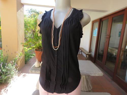 Charming black sleeveless poly/viscose button down top by GLORIA JEANS size 32/8. New cond.