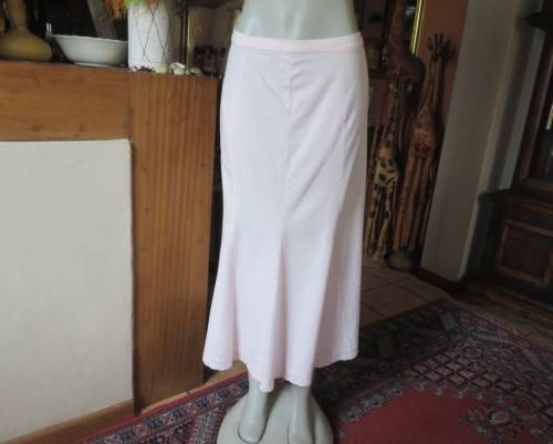 Champagne pink gored kick out linen skirt size 36/12.Lace decoration.Zip at back.By CASUAL AMERICA