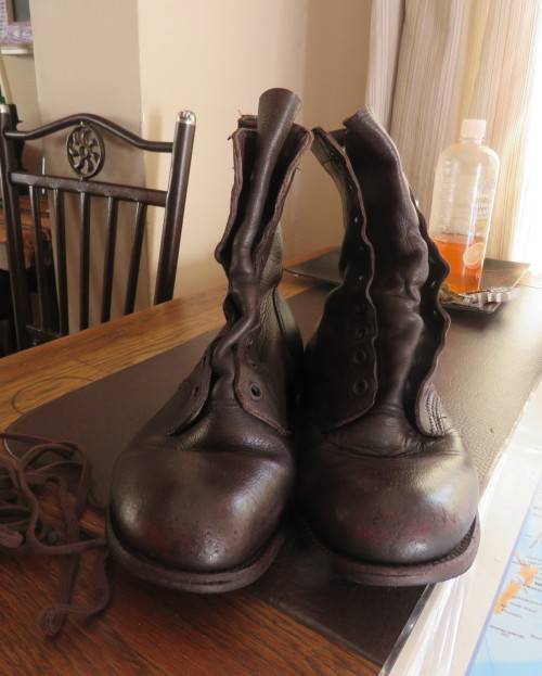 SADF brown leather army boots in size 9 by DWS issued 2010. Army size 270W.Laces included.Good cond.