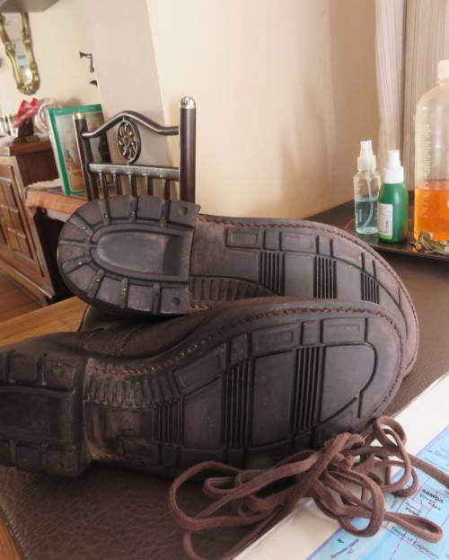 SADF brown leather army boots in size 9 by DWS issued 2010. Army size 270W.Laces included.Good cond.