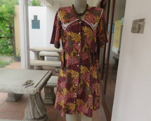 Vintage autumn colour patterned button down calf length viscose patterned dress.Size 36 by COVENTRY.