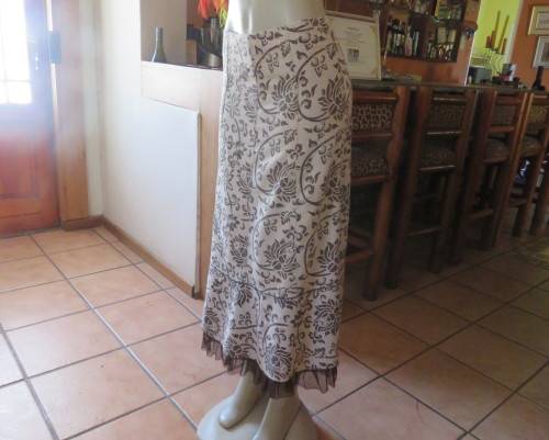 Stunning bandless paneled beige skirt with brown graphic roses. Size 34.Netting seam. As new.