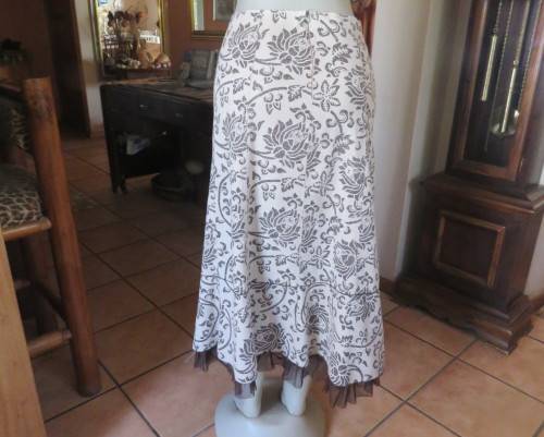 Stunning bandless paneled beige skirt with brown graphic roses. Size 34.Netting seam. As new.
