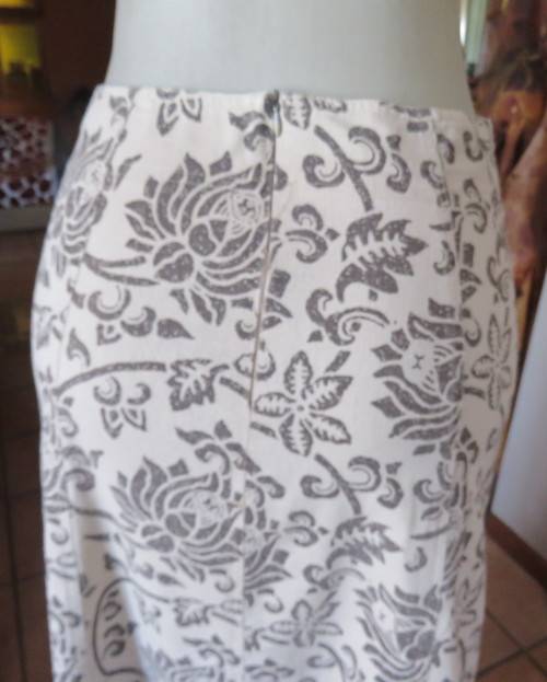 Stunning bandless paneled beige skirt with brown graphic roses. Size 34.Netting seam. As new.
