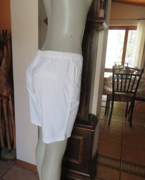 White pair of shorts in stretch cotton.By LEGIT size 34/10.Side pockets.Dummies at back.Good cond.