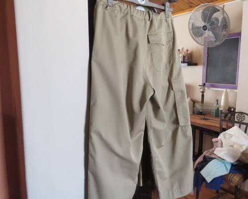 Khaki sports cropped cotton pants by KAREN size 40/16.Comfy fit.3 pockets.Flat front.New condition.