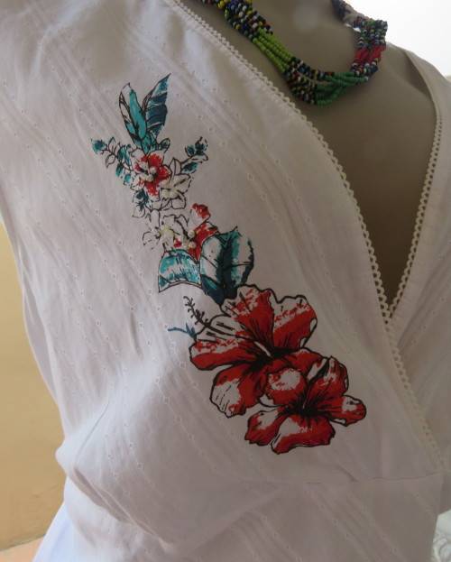 Sleeveless white 100%cotton embossed empire top.Crossover bust.Floral print decoration.42