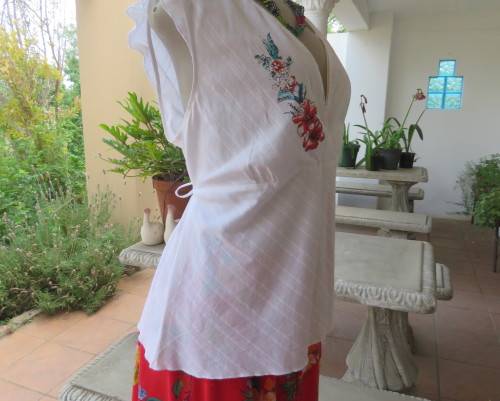 Sleeveless white 100%cotton embossed empire top.Crossover bust.Floral print decoration.42