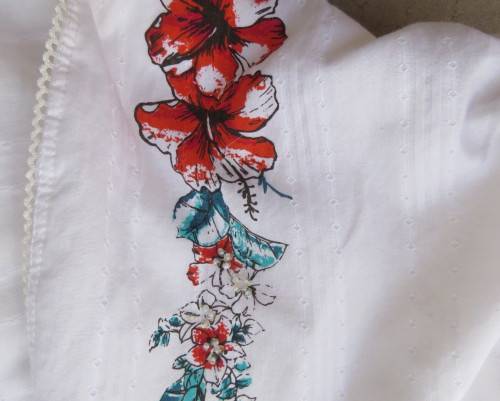 Sleeveless white 100%cotton embossed empire top.Crossover bust.Floral print decoration.42