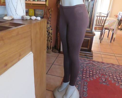 Choc brown stretch polyester/viscose leggings in size 32/34. Elasticated waist. Good condition