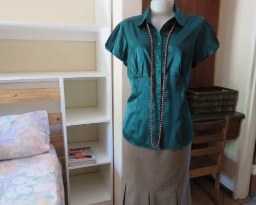 Snazzy emerald green soft silky stretch polyester MARKS & SPENCER top.Size 40/42.Capped sleeves.