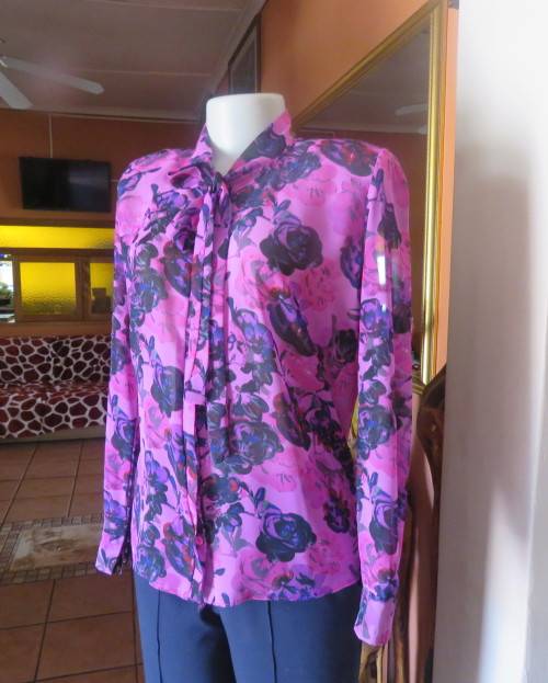 Eyecatching pink/purple floral long sleeve blouse.Hidden button down front and tie collar.Size36/12