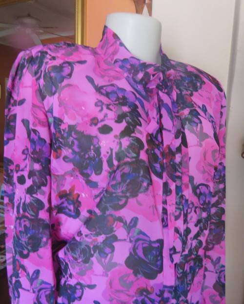 Eyecatching pink/purple floral long sleeve blouse.Hidden button down front and tie collar.Size36/12