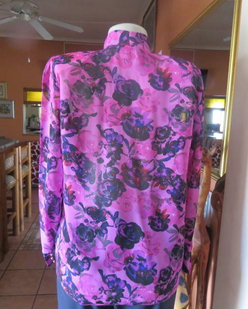 Eyecatching pink/purple floral long sleeve blouse.Hidden button down front and tie collar.Size36/12