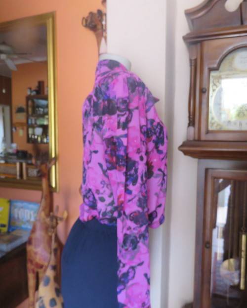 Eyecatching pink/purple floral long sleeve blouse.Hidden button down front and tie collar.Size36/12
