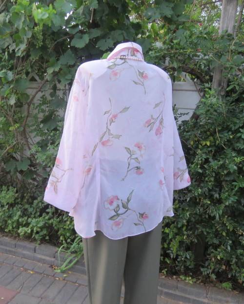 Smart creased polyester pale pink floral top.Bracelet length sleeves.By CLOTHING BARN size 44
