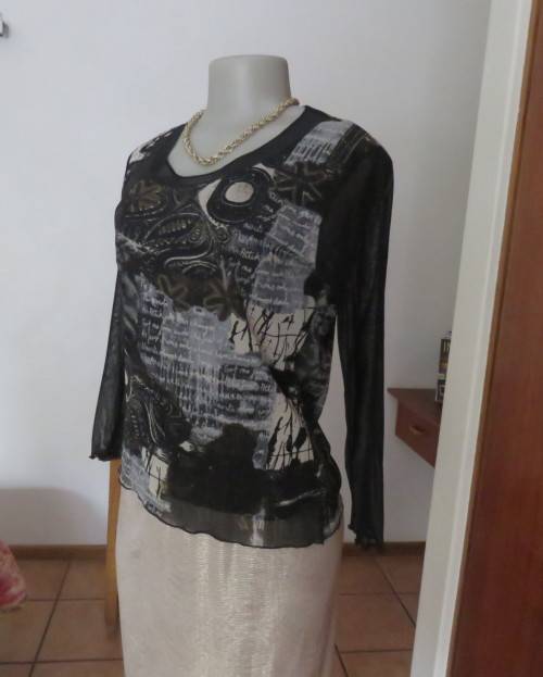 Stunning top by PERUZZI from Ireland. In black netting.2 layers.Top layer printed.Size 36/12.As new