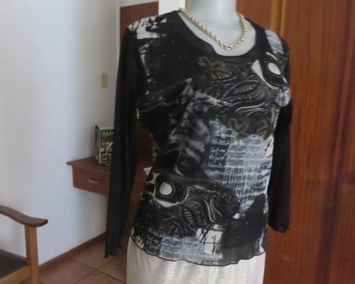 Stunning top by PERUZZI from Ireland. In black netting.2 layers.Top layer printed.Size 36/12.As new