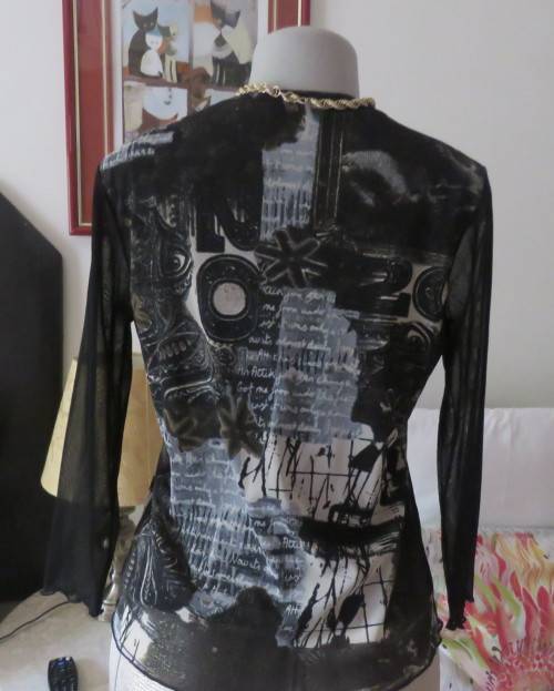 Stunning top by PERUZZI from Ireland. In black netting.2 layers.Top layer printed.Size 36/12.As new