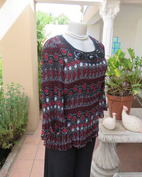 Absolute stunning QUEENSPARK size 34/10 permanent pleated black/red/white patterned top.New cond.