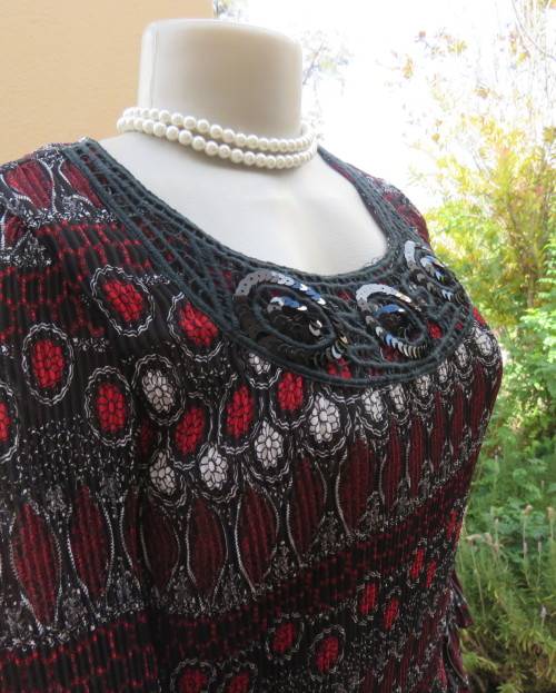 Absolute stunning QUEENSPARK size 34/10 permanent pleated black/red/white patterned top.New cond.
