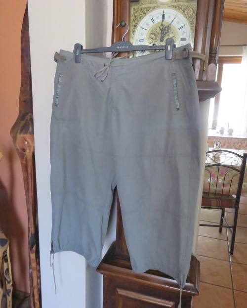 Smart pickle green cropped polycotton pants size 42/18.Zip up pockets.Drawstring in waist and hems.