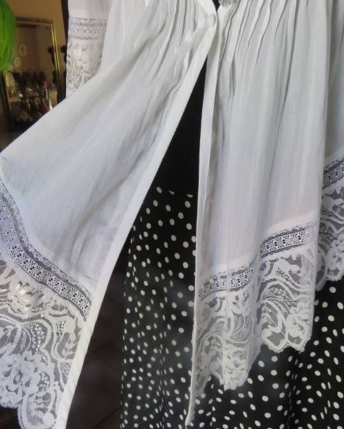 Dainty fine cotton waterfall style white top.Tuckking and lace decoration.One button closure.Size 36