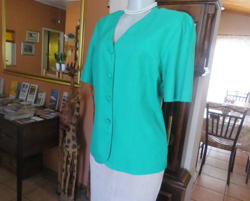 Smart collarless V neck short sleeve forest green jacket/top size 38/14.In polycotton.4 button close