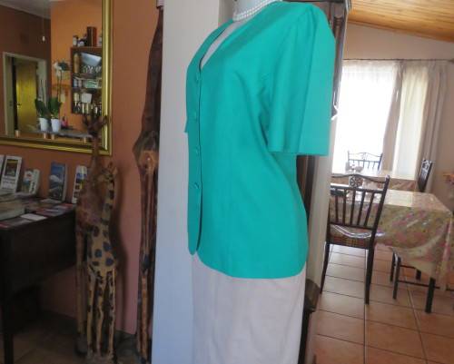 Smart collarless V neck short sleeve forest green jacket/top size 38/14.In polycotton.4 button close
