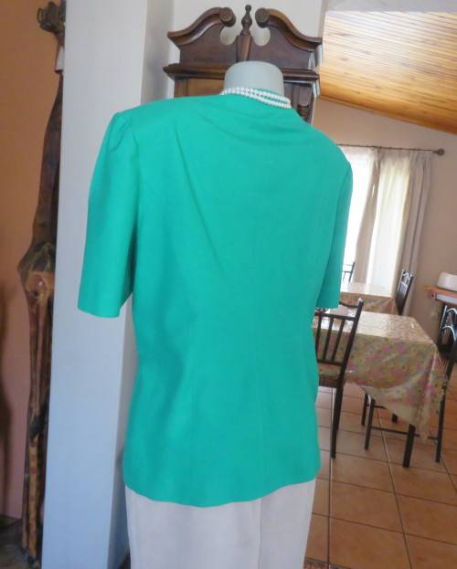 Smart collarless V neck short sleeve forest green jacket/top size 38/14.In polycotton.4 button close