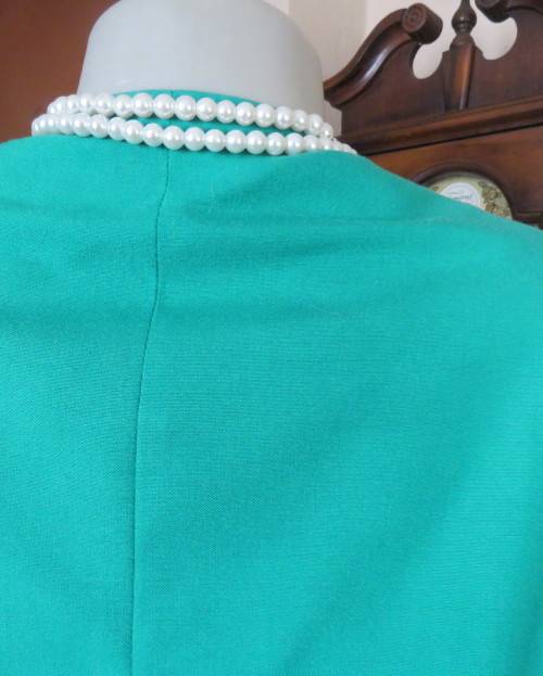 Smart collarless V neck short sleeve forest green jacket/top size 38/14.In polycotton.4 button close