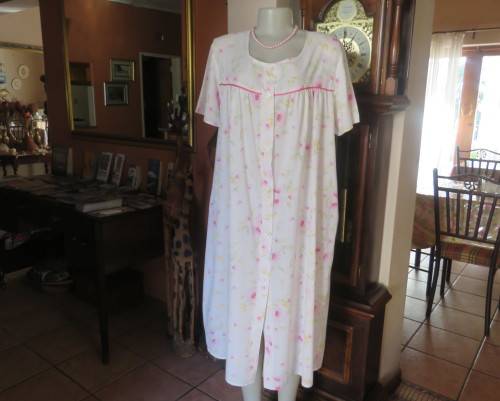 Summer short sleeve polycotton night gown size 44/20.Button down.White/pink/yellow floral.By DREAMER