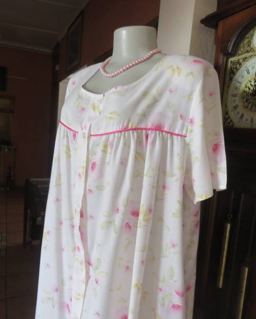 Summer short sleeve polycotton night gown size 44/20.Button down.White/pink/yellow floral.By DREAMER