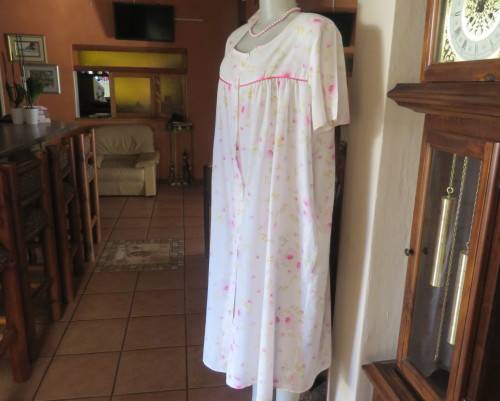 Summer short sleeve polycotton night gown size 44/20.Button down.White/pink/yellow floral.By DREAMER