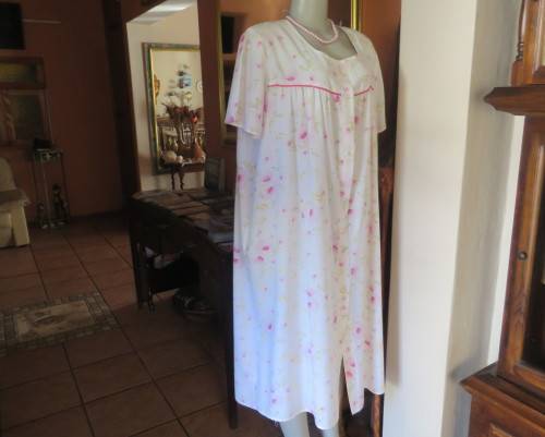 Summer short sleeve polycotton night gown size 44/20.Button down.White/pink/yellow floral.By DREAMER
