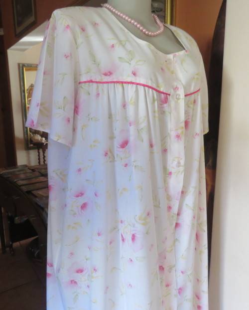 Summer short sleeve polycotton night gown size 44/20.Button down.White/pink/yellow floral.By DREAMER
