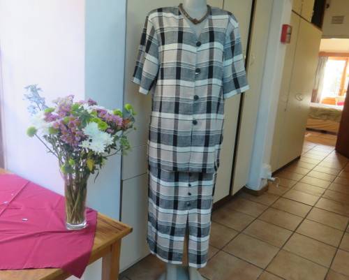 Summer 2 pc.skirt/short sleeve jacket suit.Poly/viscose checked beige/black.TOPICS size 40 New cond!