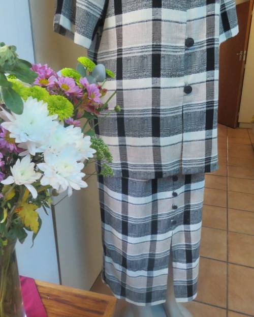 Summer 2 pc.skirt/short sleeve jacket suit.Poly/viscose checked beige/black.TOPICS size 40 New cond!