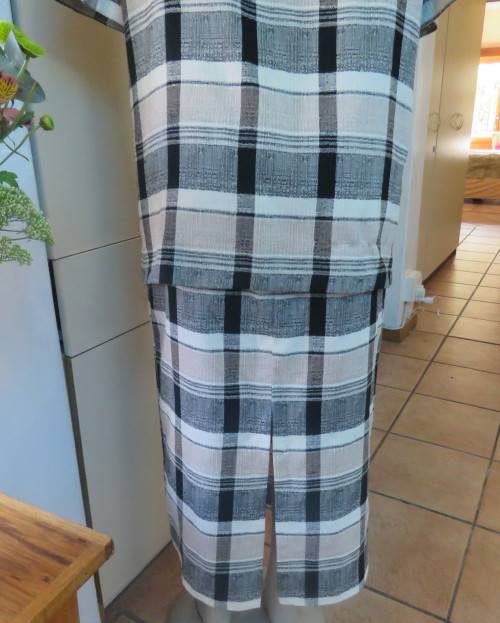 Summer 2 pc.skirt/short sleeve jacket suit.Poly/viscose checked beige/black.TOPICS size 40 New cond!