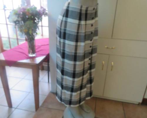 Summer 2 pc.skirt/short sleeve jacket suit.Poly/viscose checked beige/black.TOPICS size 40 New cond!