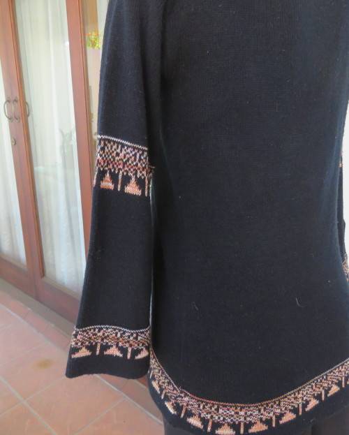 Excellent quality PARIS MATCH long sleeve cardigan with autumn colour borders.Size 36.Soft acrylic.