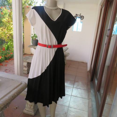 Fabulouse black/white colour blocked 1970 vintage dress by EXCELSIOR size 34.Pleated skirt.Very good