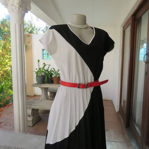 Fabulouse black/white colour blocked 1970 vintage dress by EXCELSIOR size 34.Pleated skirt.Very good