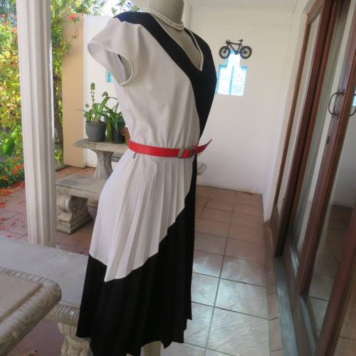 Fabulouse black/white colour blocked 1970 vintage dress by EXCELSIOR size 34.Pleated skirt.Very good