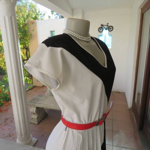 Fabulouse black/white colour blocked 1970 vintage dress by EXCELSIOR size 34.Pleated skirt.Very good