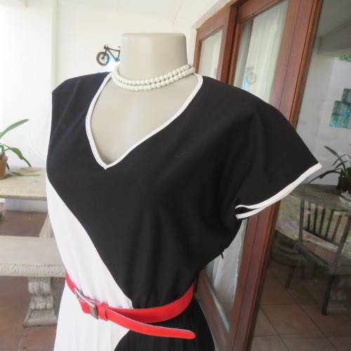 Fabulouse black/white colour blocked 1970 vintage dress by EXCELSIOR size 34.Pleated skirt.Very good