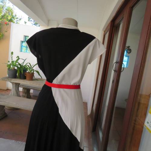 Fabulouse black/white colour blocked 1970 vintage dress by EXCELSIOR size 34.Pleated skirt.Very good